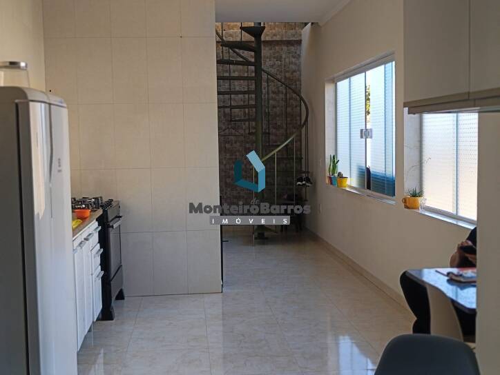 Casa à venda com 7 quartos, 300m² - Foto 2