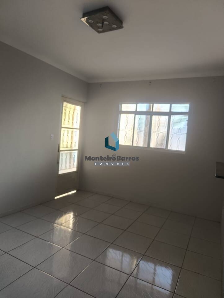 Casa à venda com 3 quartos, 152m² - Foto 1